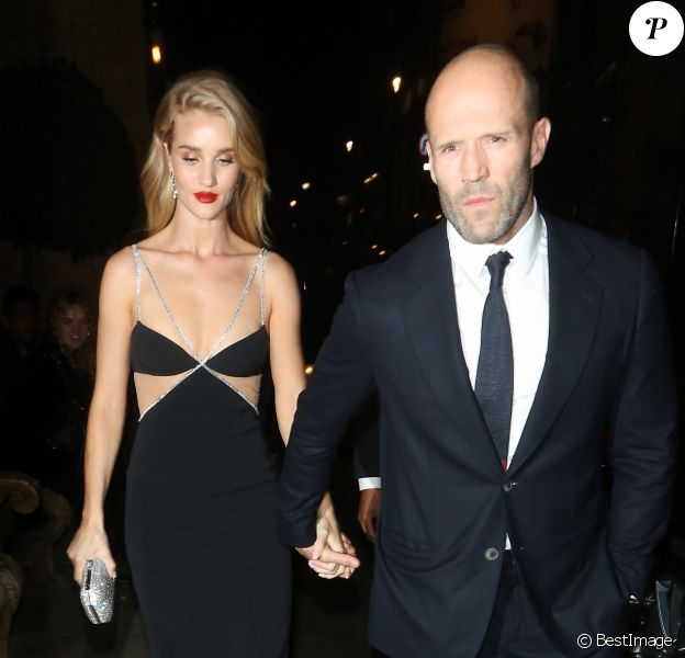 Jason Statham et sa compagne Rosie Huntington-Whiteley quittent la soirée 'The Harper's Bazaar Women Of The Year Awards' à l'hôtel Claridge's à Londres, le 29 octobre 2019.
