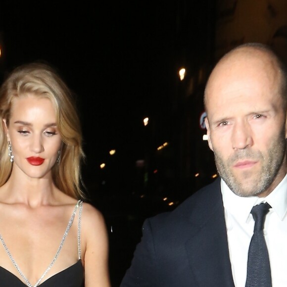 Jason Statham et sa compagne Rosie Huntington-Whiteley quittent la soirée 'The Harper's Bazaar Women Of The Year Awards' à l'hôtel Claridge's à Londres, le 29 octobre 2019.