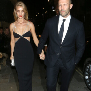 Jason Statham et sa compagne Rosie Huntington-Whiteley quittent la soirée 'The Harper's Bazaar Women Of The Year Awards' à l'hôtel Claridge's à Londres, le 29 octobre 2019.
