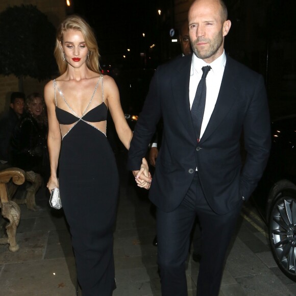 Jason Statham et sa compagne Rosie Huntington-Whiteley quittent la soirée 'The Harper's Bazaar Women Of The Year Awards' à l'hôtel Claridge's à Londres, le 29 octobre 2019.