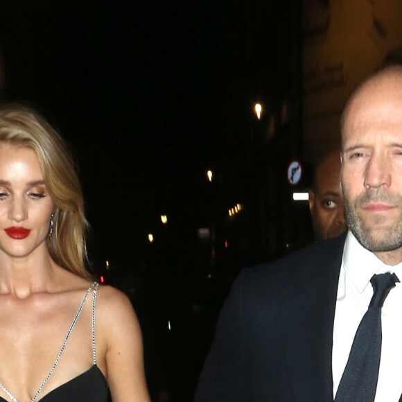 Jason Statham et sa compagne Rosie Huntington-Whiteley quittent la soirée 'The Harper's Bazaar Women Of The Year Awards' à l'hôtel Claridge's à Londres, le 29 octobre 2019.