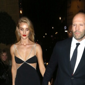 Jason Statham et sa compagne Rosie Huntington-Whiteley quittent la soirée 'The Harper's Bazaar Women Of The Year Awards' à l'hôtel Claridge's à Londres, le 29 octobre 2019.