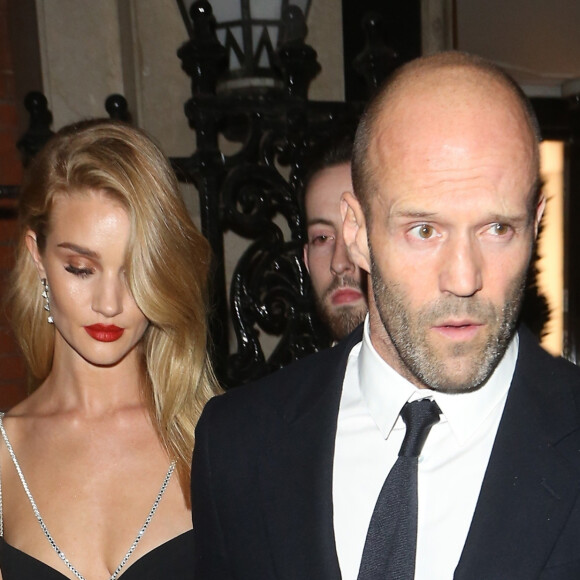 Jason Statham et sa compagne Rosie Huntington-Whiteley quittent la soirée 'The Harper's Bazaar Women Of The Year Awards' à l'hôtel Claridge's à Londres, le 29 octobre 2019.