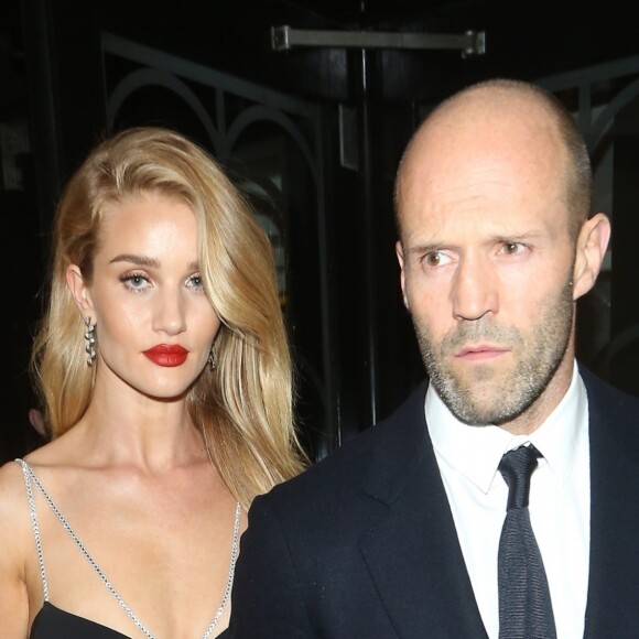 Jason Statham et sa compagne Rosie Huntington-Whiteley quittent la soirée 'The Harper's Bazaar Women Of The Year Awards' à l'hôtel Claridge's à Londres, le 29 octobre 2019.