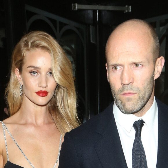 Jason Statham et sa compagne Rosie Huntington-Whiteley quittent la soirée 'The Harper's Bazaar Women Of The Year Awards' à l'hôtel Claridge's à Londres, le 29 octobre 2019.