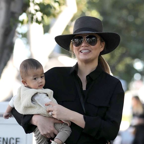 Chrissy Teigen est allée faire du shopping avec son fils Miles et sa mère Vilailuck dans le quartier de Hollywood à Los Angeles, le 26 novembre 2018.