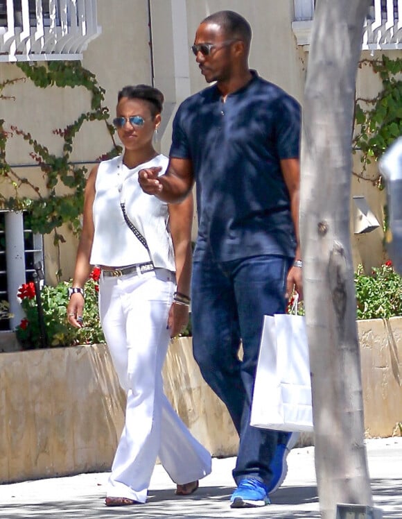 Exclusif - Anthony Mackie fait du shopping avec sa femme Sheletta dans les rues de Beverly Hills, le 12 avril 2016.