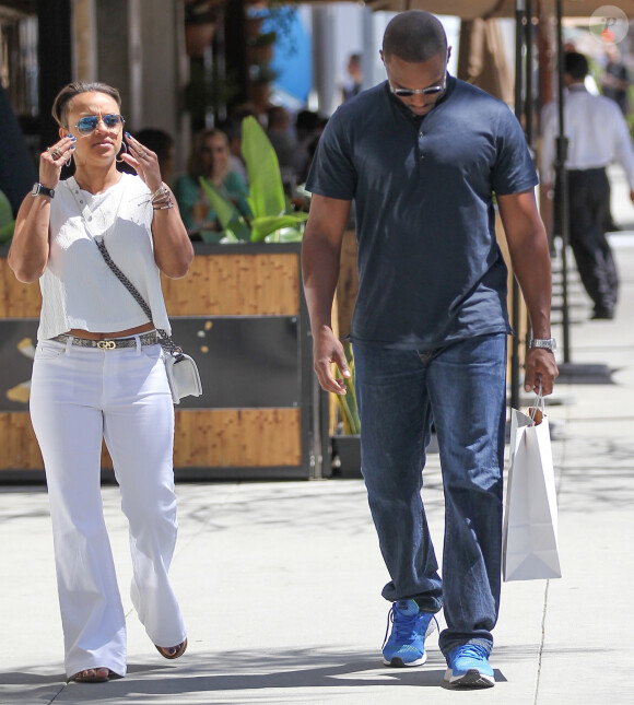 Exclusif - Anthony Mackie fait du shopping avec sa femme Sheletta dans les rues de Beverly Hills, le 12 avril 2016.