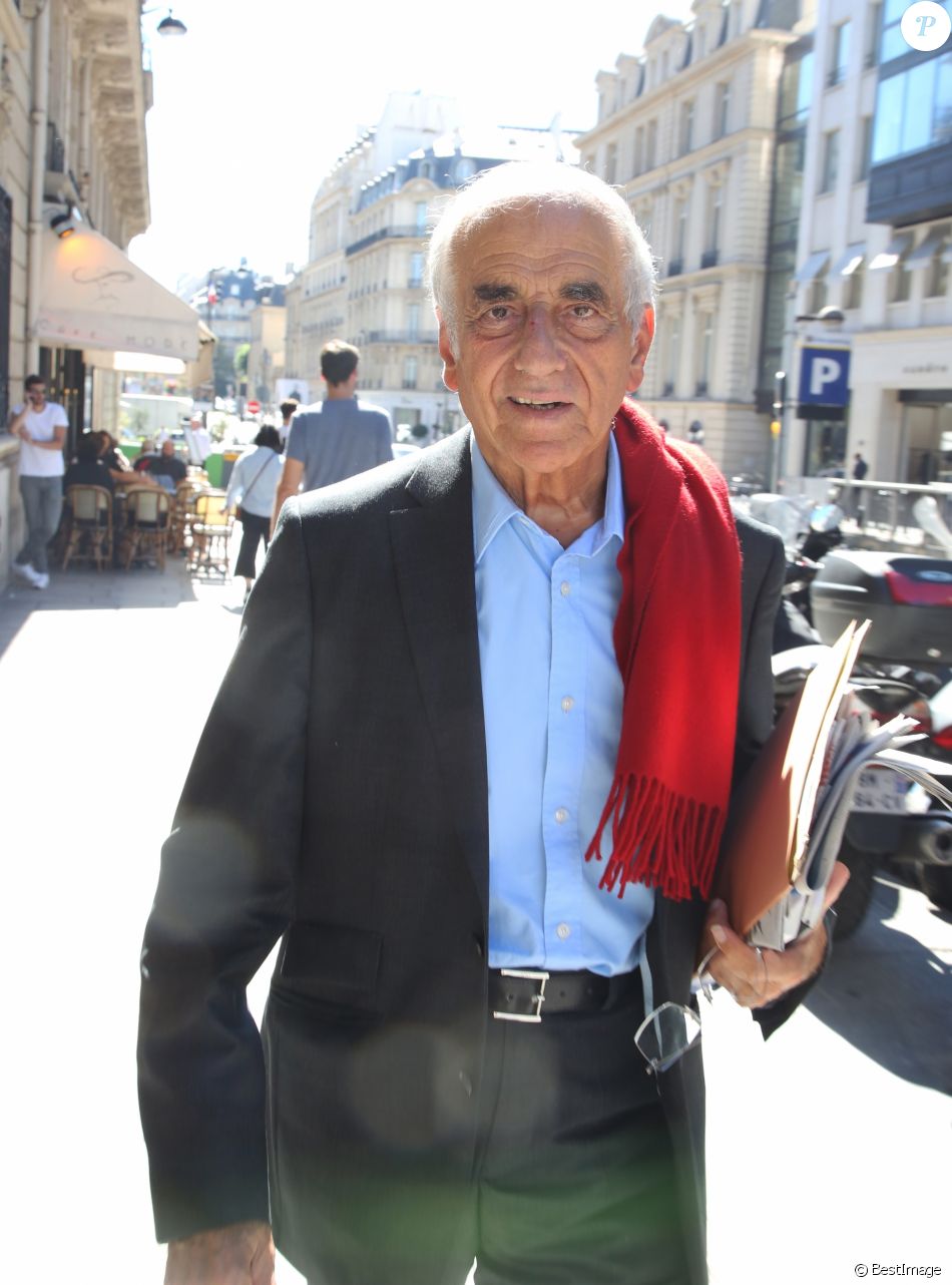 Exclusif - Jean-Pierre Elkabbach arrive à la station Europe 1 à Paris le 24 août 2016.