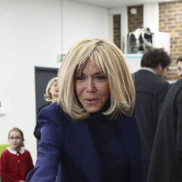 Brigitte Macron salue les enfants - Brigitte Macron se rend au collège Chaptal pour la 5ème Journée nationale de lutte contre le harcèlement à l'école à Paris VIII, le 7 novembre 2019. En présence de d'A.Taquet secrétaire d'État auprès de la ministre des Solidarités et de la santé, J.M.Blanquer, ministre de l'Éducation nationale et de la Jeunesse et J.d'Hauteserre, maire du 8ème Arrondissement de Paris. © Gwendoline Le Goff/Panoramic/ Bestimage