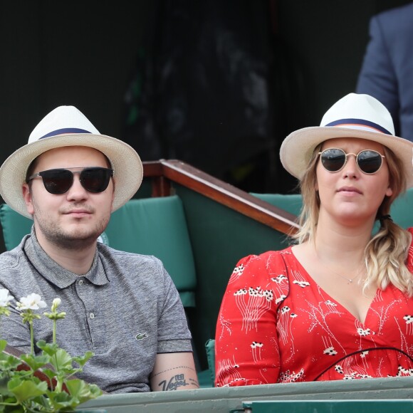 Jeff Panacloc et sa femme Charlotte de Hugo dans les tribunes lors des internationaux de France de tennis de Roland Garros le 30 mai 2018. © Cyril Moreau - Dominique Jacovides/Bestimage