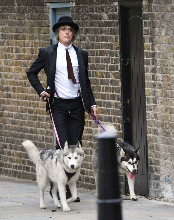 Exclusif - Pete Doherty dans la rue à Londres avec ses deux chiens Husky de Sibérie en laisse le 4 septembre 2019.