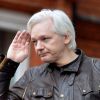 Julian Assange parle aux médias de l'ambassade d'Équateur à Londres le jour où la Suède a abandonné les poursuites contre lui le 19 mai 2017.