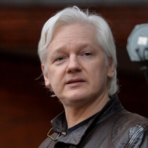 Info - La justice suédoise relance les poursuites pour viol contre Julian Assange - Julian Assange parle aux médias de l'ambassade d'Équateur à Londres le jour où la Suède a abandonné les poursuites contre lui le 19 mai 2017.  ulian Assange speaks to the media from the Ecuador Embassy in London on the day Sweden dropped its extradition charges against him on May 19, 2017.19/05/2017 - Londres