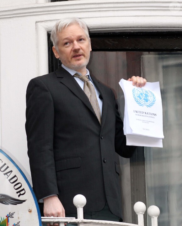 Julian Assange, le créateur de Wikileaks lors d'une conférence de presse d'un balcon à l'ambassade d'Equateur à Londres, le 5 février 2016.