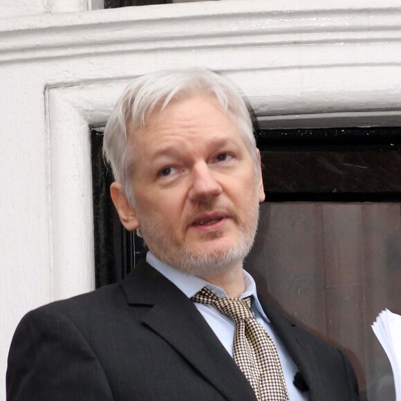 Julian Assange, le créateur de Wikileaks lors d'une conférence de presse d'un balcon à l'ambassade d'Equateur à Londres, le 5 février 2016.