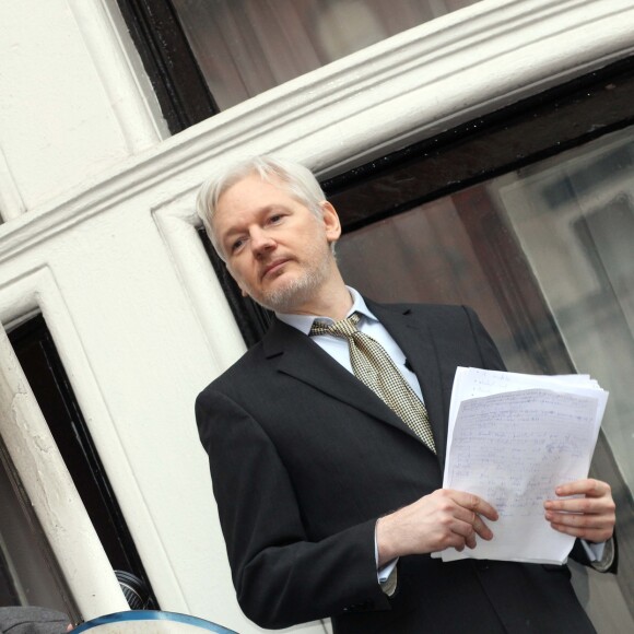 Julian Assange, le créateur de Wikileaks lors d'une conférence de presse d'un balcon à l'ambassade d'Equateur à Londres, le 5 février 2016.