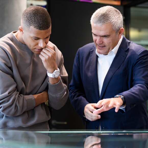 Kylian Mbappé visite la manufacture Hublot avec le PDG de la Maison, Ricardo Guadalupe. Nyon, novembre 2019.