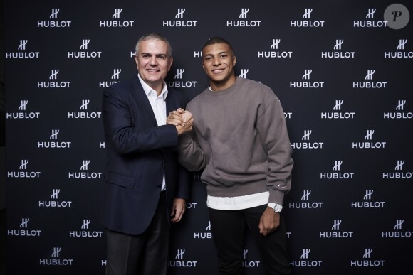 Kylian Mbappé visite la manufacture Hublot avec le PDG de la Maison, Ricardo Guadalupe. Nyon, novembre 2019.