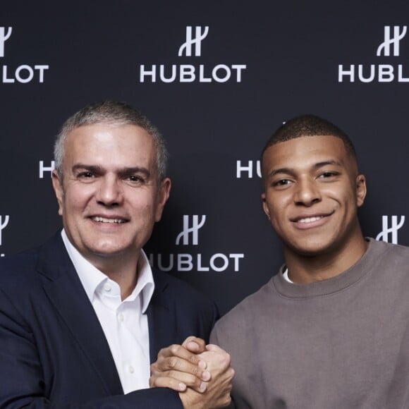 Kylian Mbappé visite la manufacture Hublot avec le PDG de la Maison, Ricardo Guadalupe. Nyon, novembre 2019.