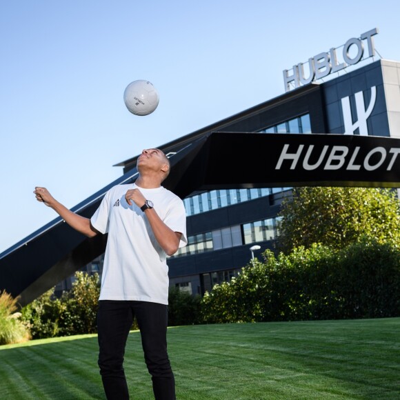 Kylian Mbappé visite la manufacture Hublot à Nyon, en Suisse. Novembre 2019.