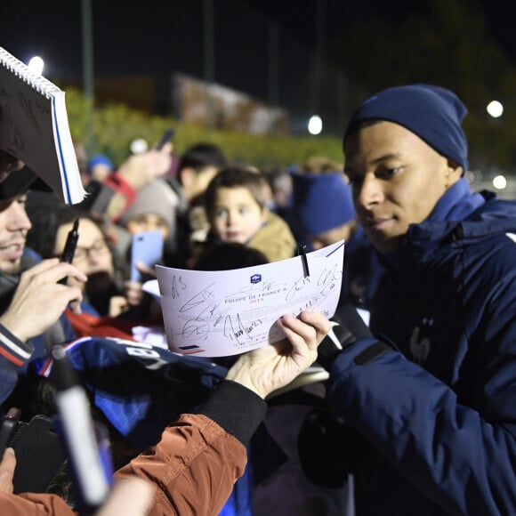 Kylian Mbappé à l'entraînement avec l'équipe de France avant les qualifications pour l'Euro 2020. Clairefontaine, le 11 novembre 2019. © Anthony Bibard / Panoramic / Bestimage