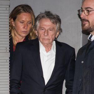 Roman Polanski quitte l'avant-première du film "J'accuse" au cinéma UGC Normandie entouré de gardes du corps à Paris le 12 novembre 2019.
