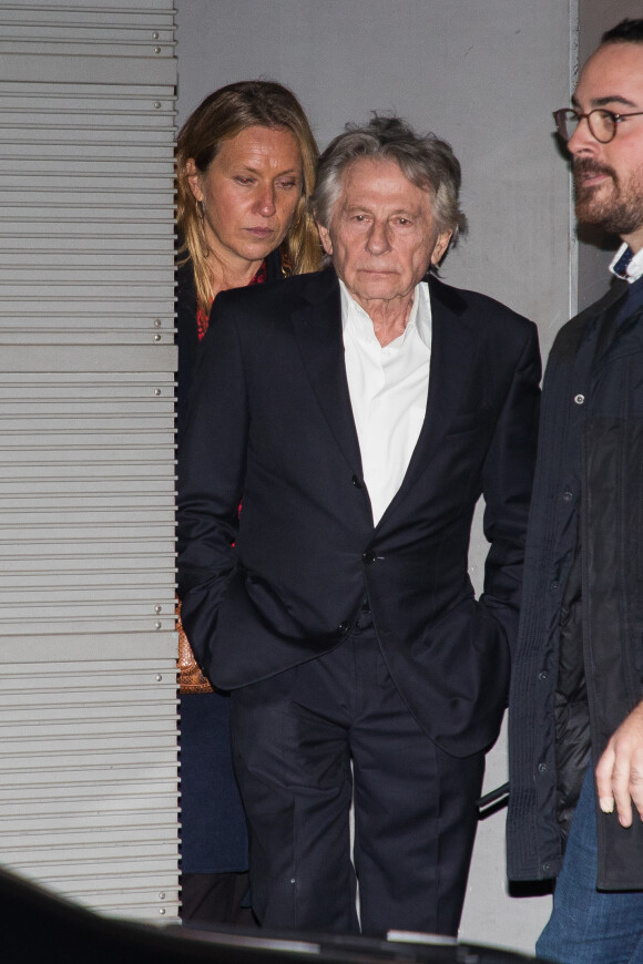 Roman Polanski quitte l'avant-première du film "J'accuse" au cinéma UGC Normandie entouré de gardes du corps à Paris le 12 novembre 2019.