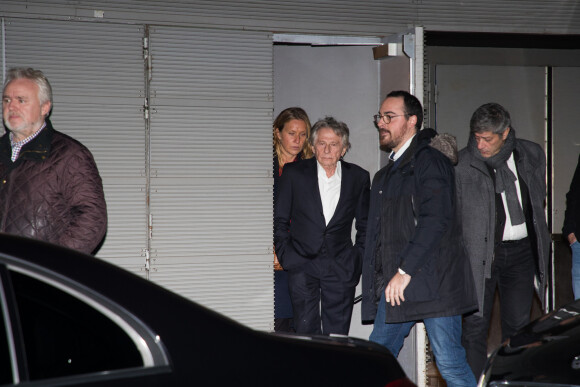 Roman Polanski quitte l'avant-première du film "J'accuse" au cinéma UGC Normandie avec des gardes du corps à Paris le 12 novembre 2019.