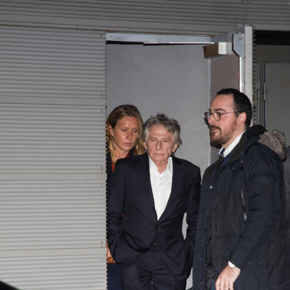 Roman Polanski quitte l'avant-première du film "J'accuse" au cinéma UGC Normandie avec des gardes du corps à Paris le 12 novembre 2019.