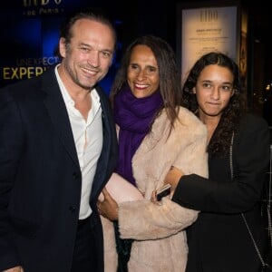 Exclusif - Vincent Perez et sa femme Karine Silla et leur fille Tess Perez - Arrivées à l'avant-première du film "J'accuse" au cinéma UGC Normandie à Paris le 12 novembre 2019.