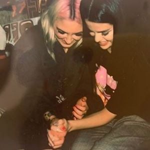 Selena Gomez et son amie Julia Michaels se sont faits tatouer le même motif. Novembre 2019.