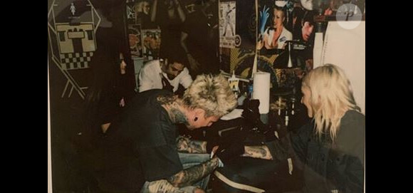 Selena Gomez et son amie Julia Michaels se sont faits tatouer le même motif. Novembre 2019.