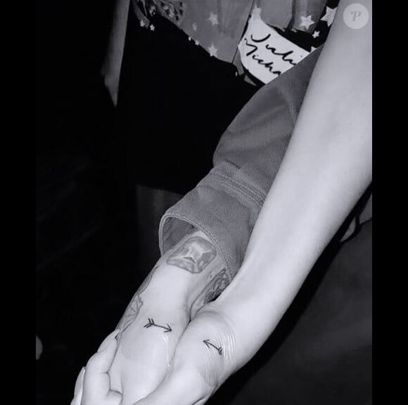 Selena Gomez et son amie Julia Michaels se sont faits tatouer le même motif. Novembre 2019.