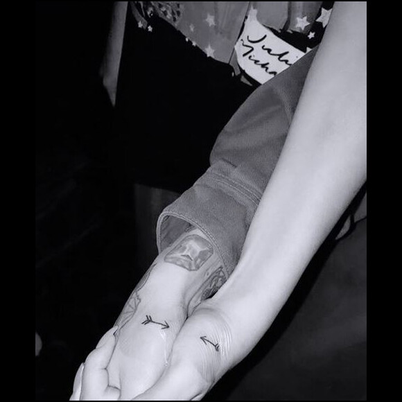 Selena Gomez et son amie Julia Michaels se sont faits tatouer le même motif. Novembre 2019.