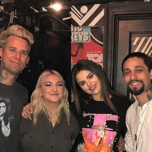 Selena Gomez et son amie Julia Michaels se sont faits tatouer le même motif par les artistes London Reese (à gauche) et Brad Reis (à droite). Novembre 2019.