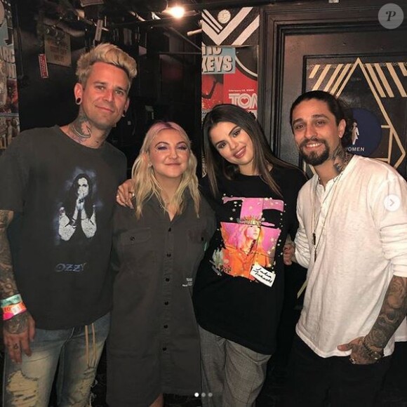 Selena Gomez et son amie Julia Michaels se sont faits tatouer le même motif par les artistes London Reese (à gauche) et Brad Reis (à droite). Novembre 2019.