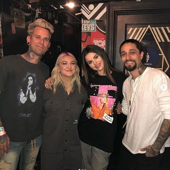 Selena Gomez et son amie Julia Michaels se sont faits tatouer le même motif par les artistes London Reese (à gauche) et Brad Reis (à droite). Novembre 2019.