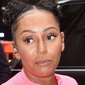 Mel B (Melanie Brown) arrive avec son petit chien dans les bras aux studios de "BBC Radio 2" à Londres, le 18 juillet 2019.