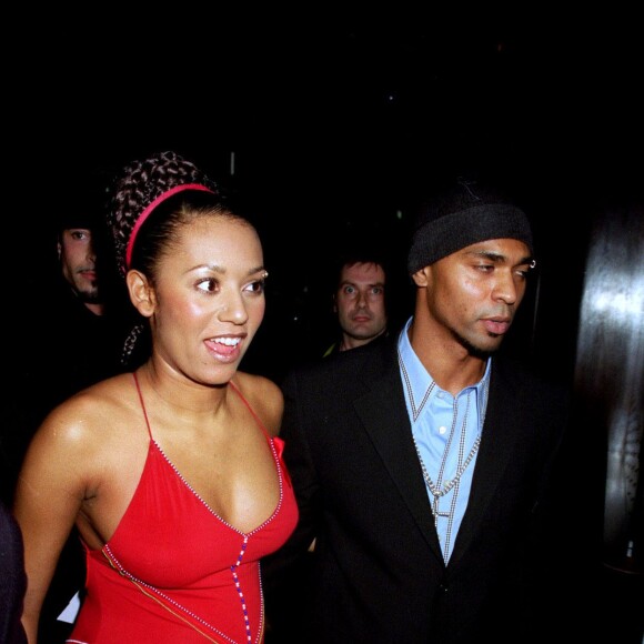 Mel B enceinte de son mari Jimmy Gulzar. Londres. Le 7 décembre 1998.