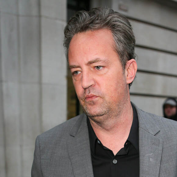 Matthew Perry signe des autographes en sortant des studios de la radio BBC Two à Londres. Le 22 janvier 2016