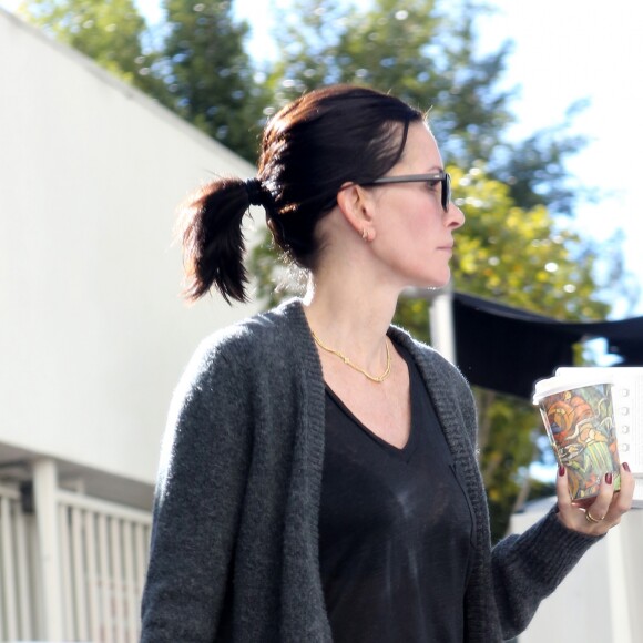 Exclusif - Courteney Cox récemment séparée de Johnny McDaid porte encore sa bague à Los Angeles le 18 décembre 2015.