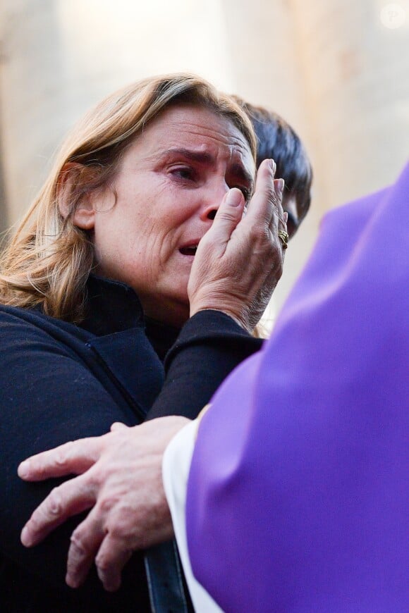 Lisa Azuelos (Fille de Marie Laforêt) - Sorties des obsèques de Marie Laforêt en l'église Saint-Eustache à Paris. Le 7 novembre 2019.
