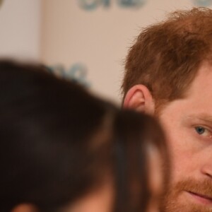 Le prince Harry, duc de Sussex, et Meghan Markle, duchesse de Sussex, participent à une réunion sur l'égalité des genres avec les membres du Queen's Commonwealth Trust (dont elle est vice-présidente) et du sommet One Young World au château de Windsor, le 25 octobre 2019.