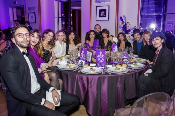 Exclusif - Sandra Sisley, marraine de l'association et sa table d'amis avec Fréderique Bel , Sofiia Manousha , Docteur Oren Marco , Axelle Lafont et Jennifer Ayache lors de la 3ème édition de la soirée de gala de l'association Geneticancer à l'école hôtelière Médéric à Paris le 16 novembre 2019. © Pierre Perusseau / Bestimage