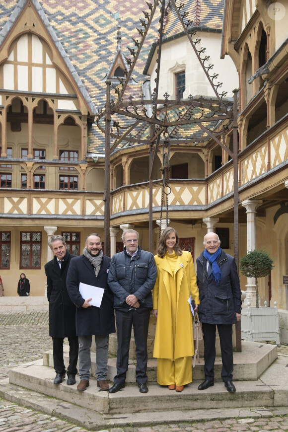 Alain Suguenot (maire de Beaune), François-Xavier Demaison, Christophe Lambert, Ophélie Meunier et le Professeur Gérard Saillant - 159ème vente aux enchères des vins des Hospices de Beaune le 17 novembre 2019. © Giancarlo Gorassini/Bestimage