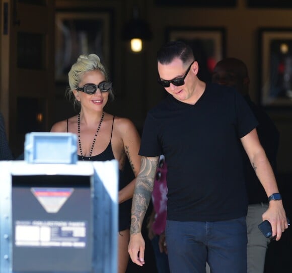 Exclusif - Lady Gaga embrasse son ingénieur son, Dan Horton, au restaurant Granville à Studio City, Los Angeles, le 28 juillet 2019.