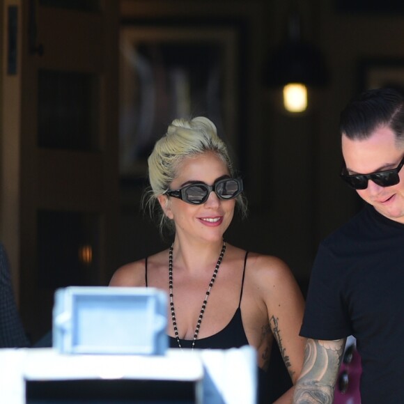 Exclusif - Lady Gaga embrasse son ingénieur son, Dan Horton, au restaurant Granville à Studio City, Los Angeles, le 28 juillet 2019.