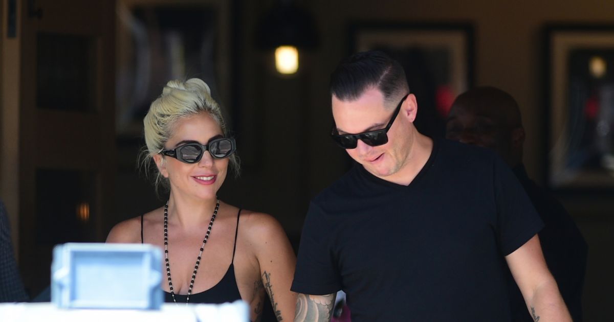 Exclusif - Lady Gaga embrasse son ingénieur son, Dan Horton, au ...