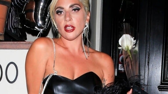 Lady Gaga, demoiselle d'honneur déchaînée : cheveux fluo et soirée arrosée